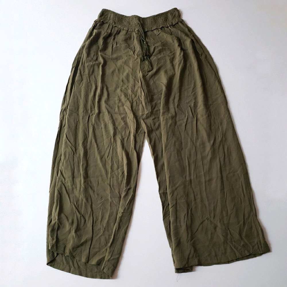 Shinestar wide leg bottom capris, olive green